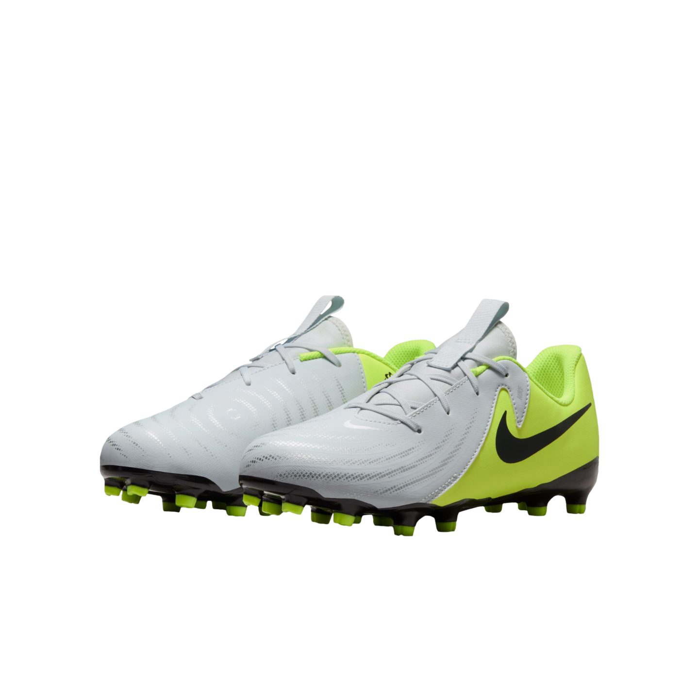 (NIKE-FD6722-003) Botas de fútbol para terreno firme para jóvenes Nike Phantom GX 2 Academy [PLATA METALIZADA/NEGRO VOLTIO] (lanzamiento el 17/10/24)